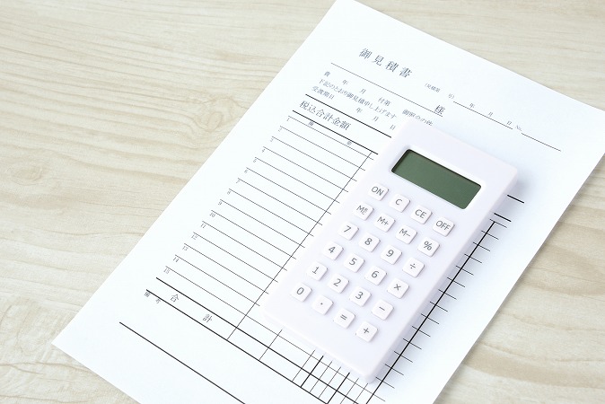 見積書とボールペン